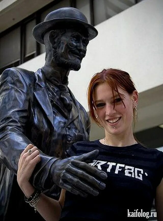 Смешные ситуации. Креативные фото с памятниками. Неприличные люди. Скульптуры на набережной шпрее. Приколы с памятниками.