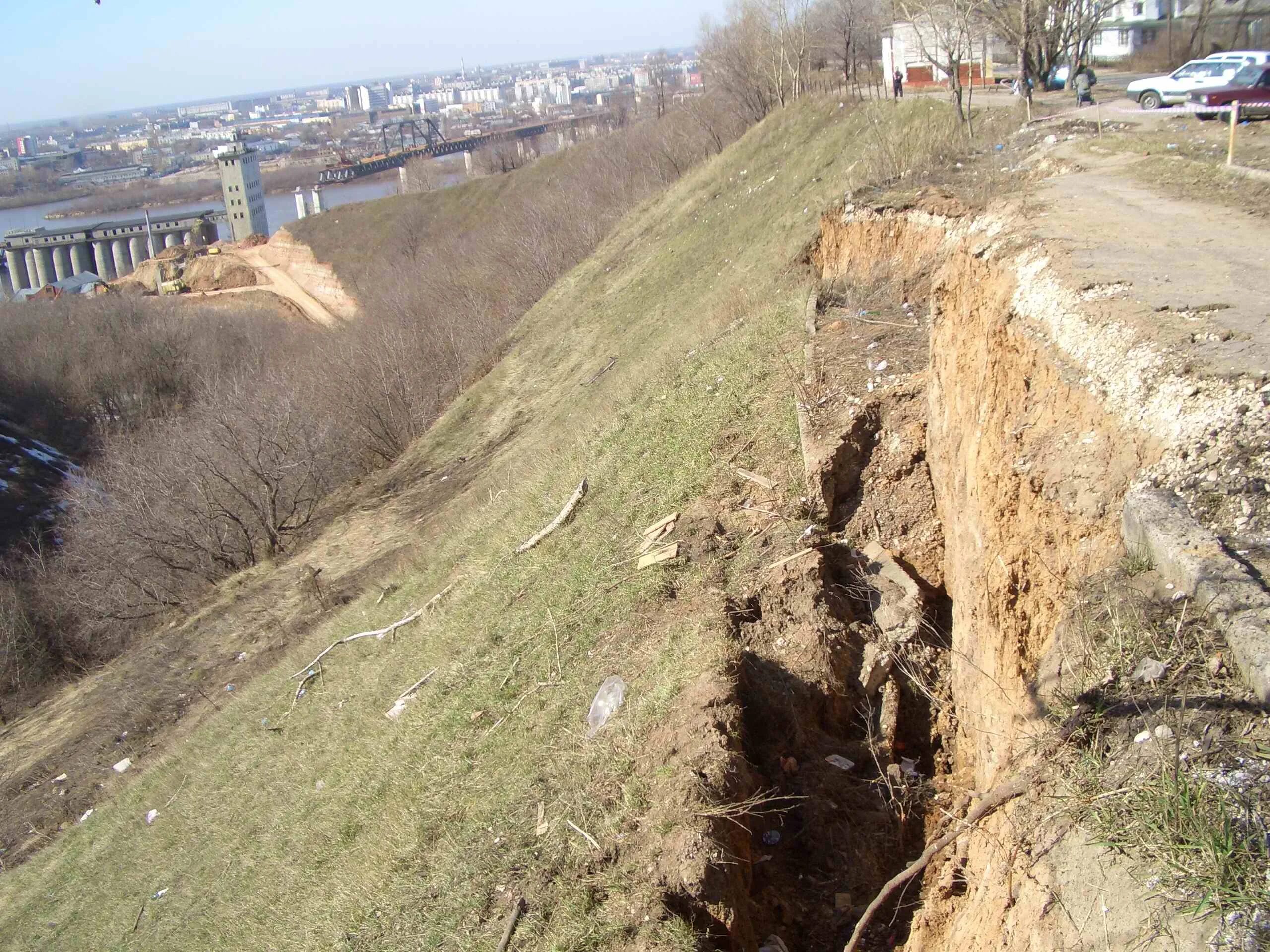 Стенка срыва оползня. Флимский оползень. Луарский оползень. Оползень в казахстане. Деляпсивные оползни.