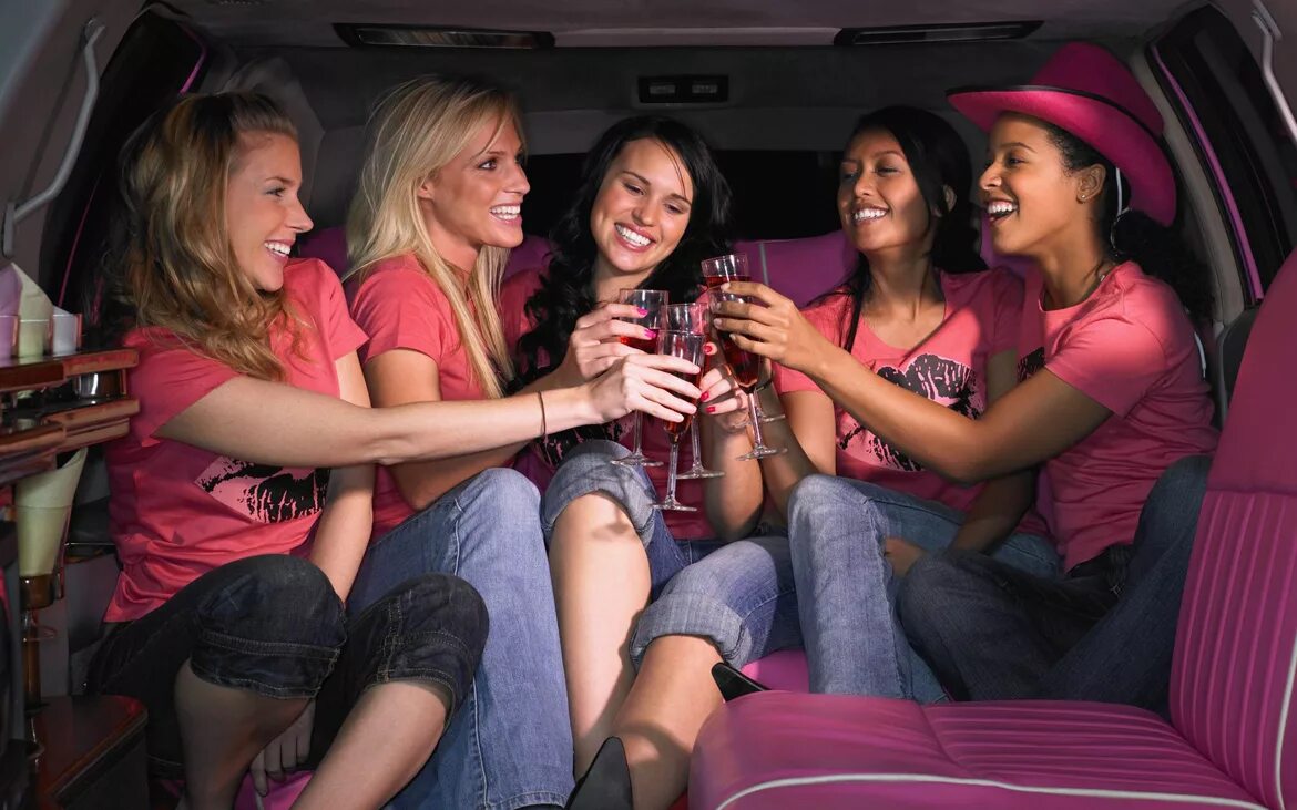 Подруги в самолете. Девичник на самолете. Девичник в лимузине. Крутая вечеринка. Вечеринка в лимузине.