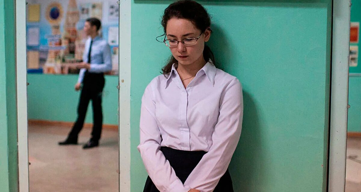 учитель бьет ученика. училка в школе. домогательство в школе. учитель домогается. учитель домогается до ученицы.