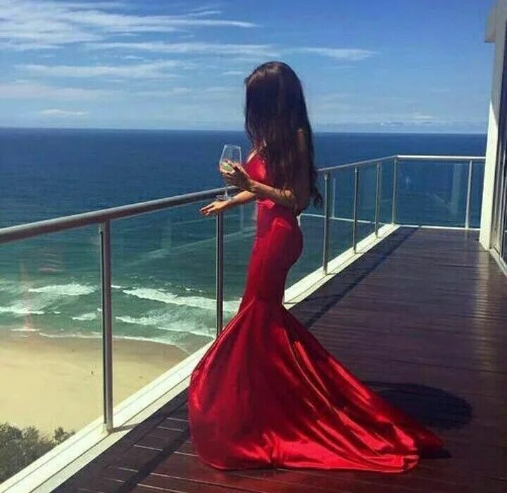 Красивая брюнетка в вечернем платье. Брюнетка в черном платье. Красивые платья для девушек длинные. Двушка в черном платье. Девушка в платье красивая.