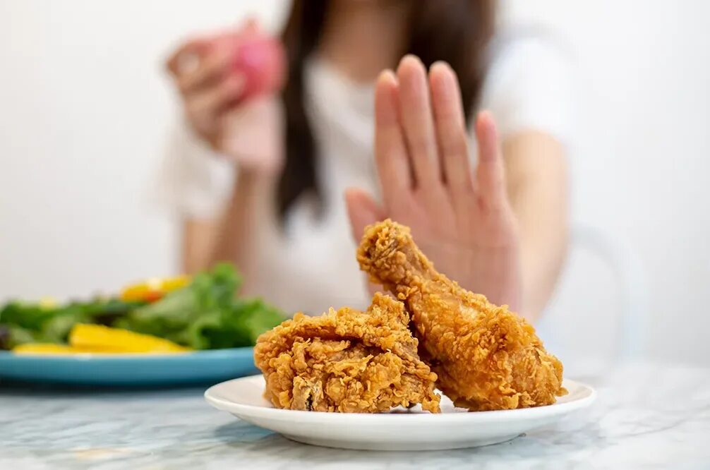 Тарелка с едой в руках. Маленькие порции для похудения. Расстройство пищевого поведения анорексия булимия. Вредная еда девушка. Ограничения в еде.