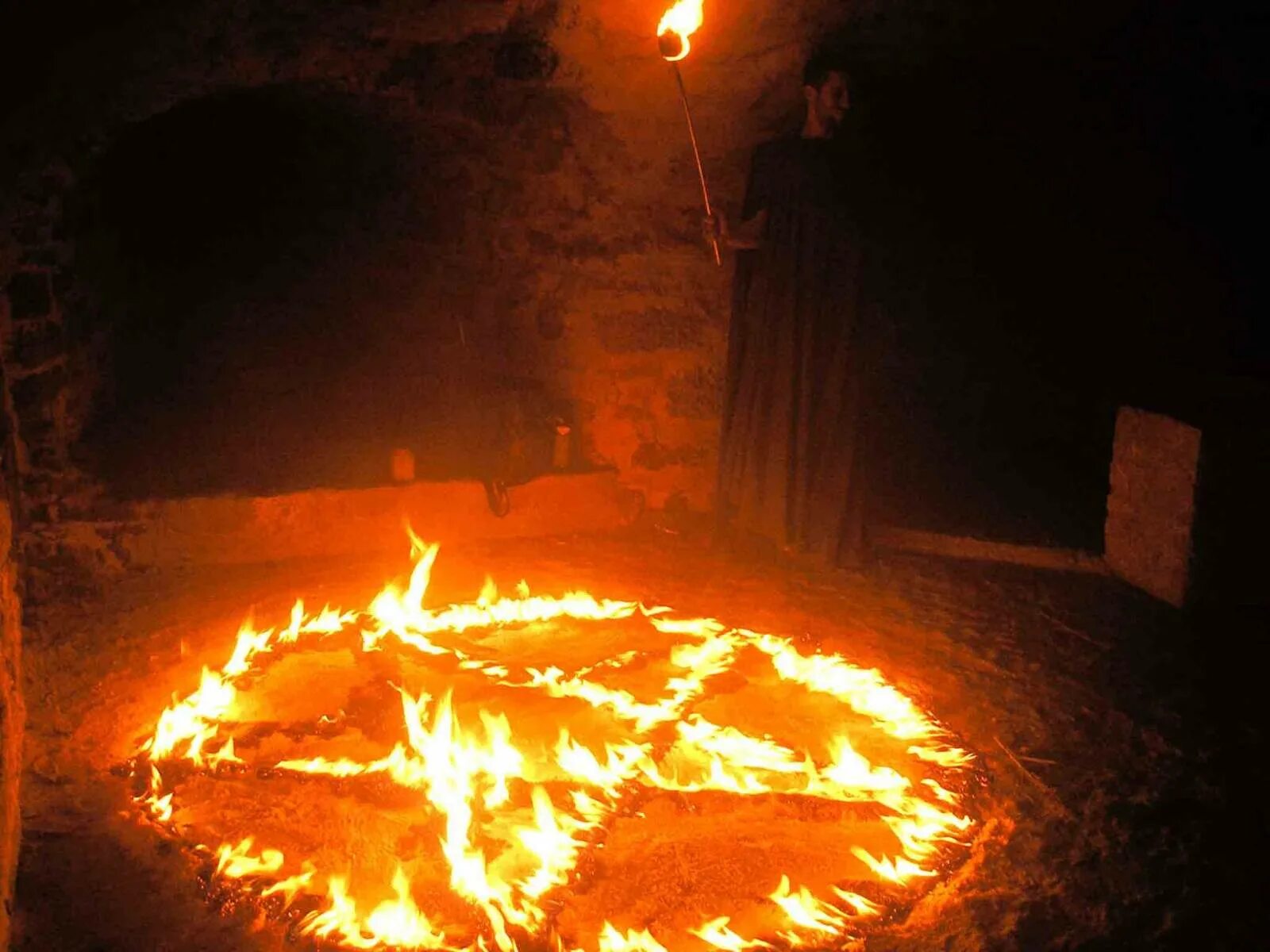 Вызов сатаны. Круг сатаны. Пентаграмма для призыва дья. Как вызвать сатану сатану. Пентаграмма ритуал призыва.