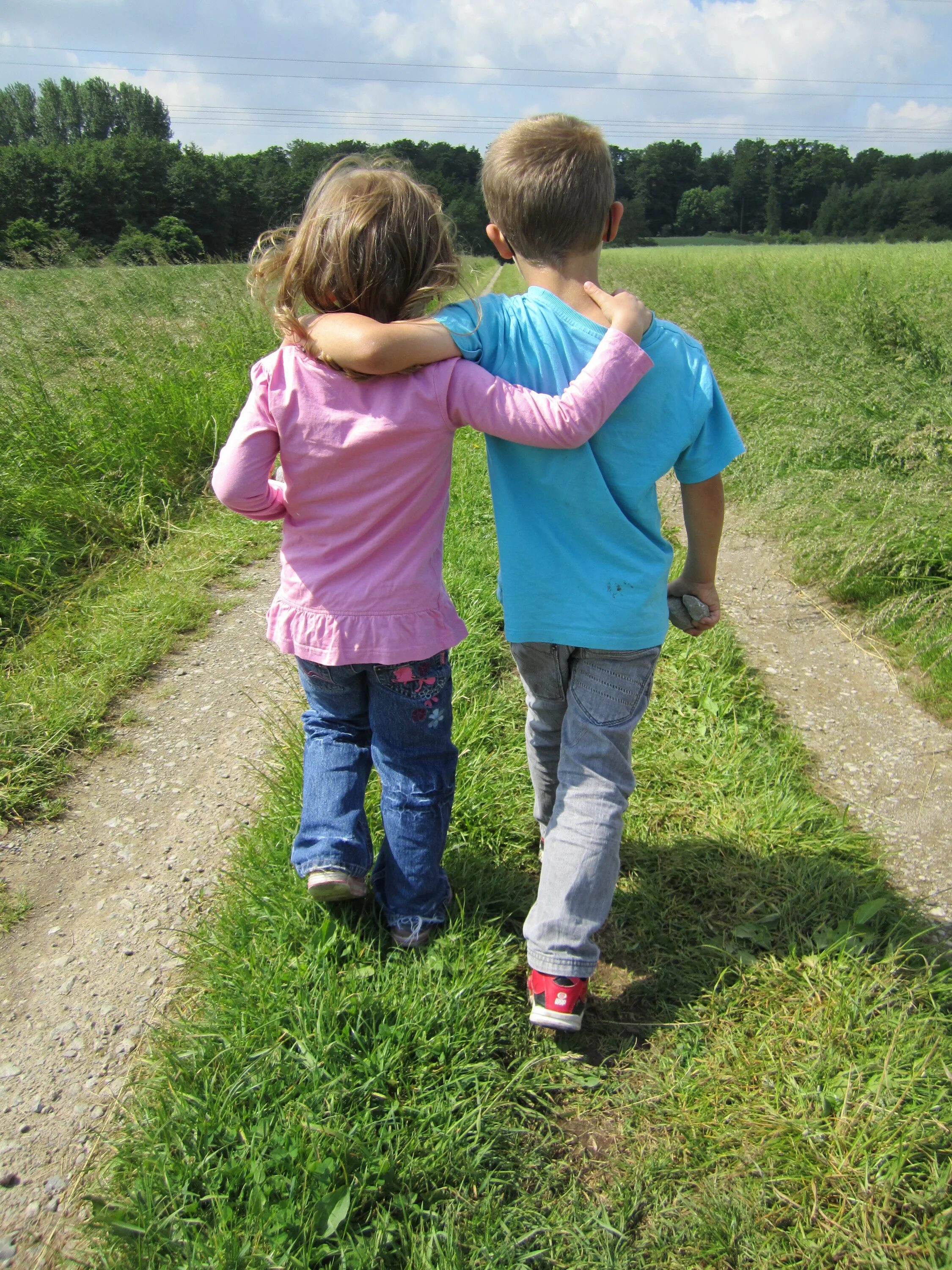 Childhood best friends. Детям о дружбе. Мальчик с девочкой дружил. Дружные дети. Детская Дружба фото.