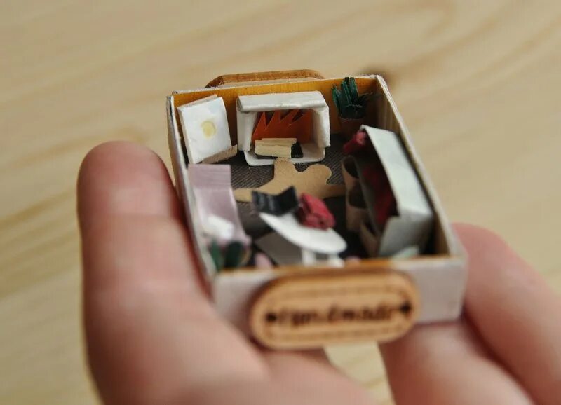 Миниатюрная комната в спичечной коробке. Со спичечную коробку. Красивый коробок спичек. Упаковка спичек. Спички в коробке.