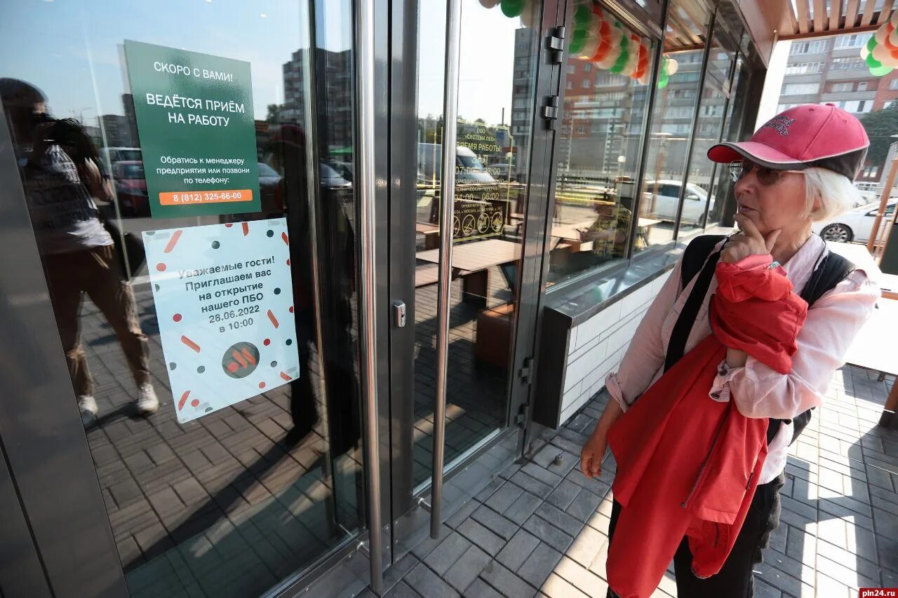 Вкусно и точка псков внутри. Вкусно и точка персонал. Вкусно и точка псков фото. Открытие вкусно и точка псков. Вкусно и точка псков режим работы.