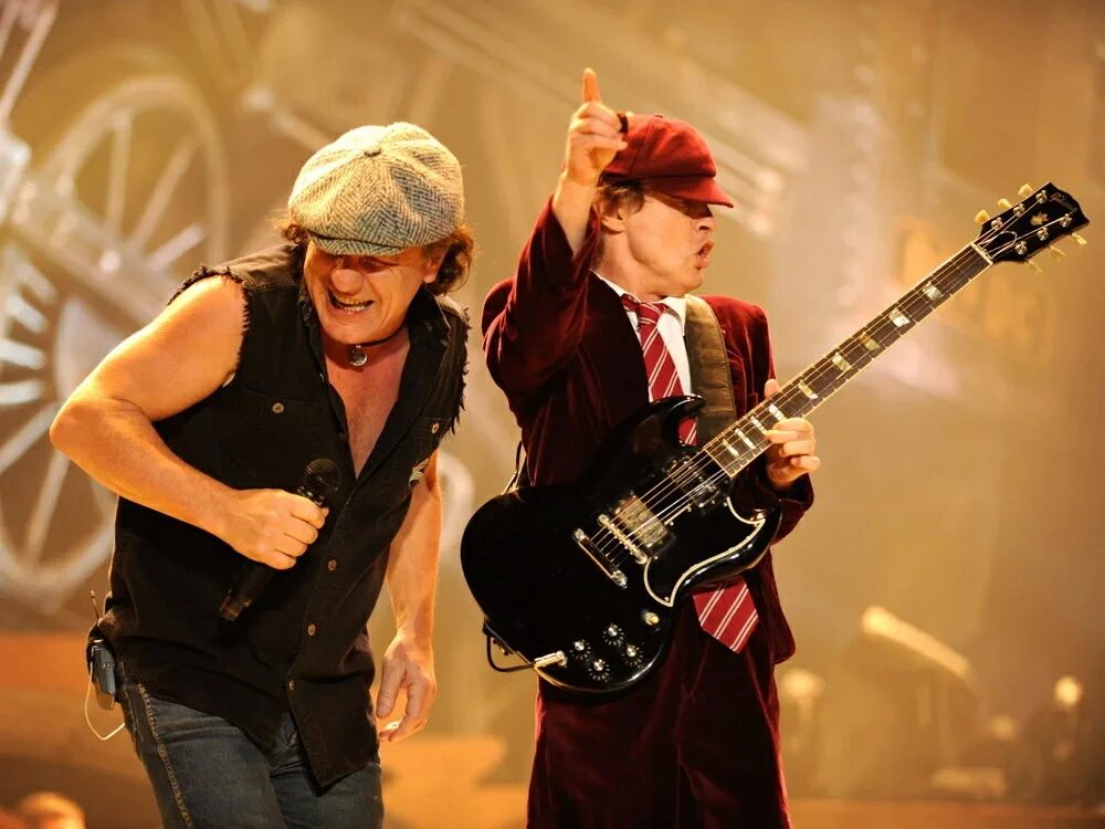 AC/DC группа. Рок группа ИСИ ДИСИ. Солист рок группы AC DC. Солист группы Эйси ДИСИ. Западная музыка слушать