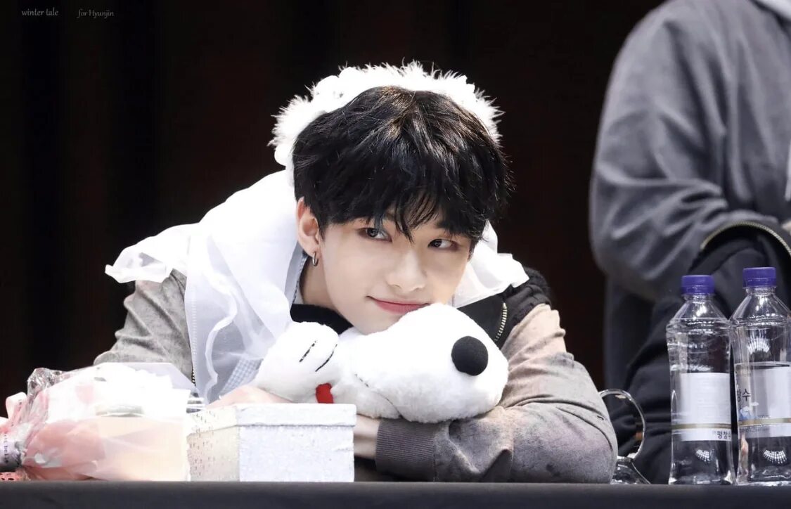 Hyunjin long for you перевод. Хван Хёнджин. Хенджин Stray Kids. Хван Хенджин 2022. Хван Хёнджин 2023.