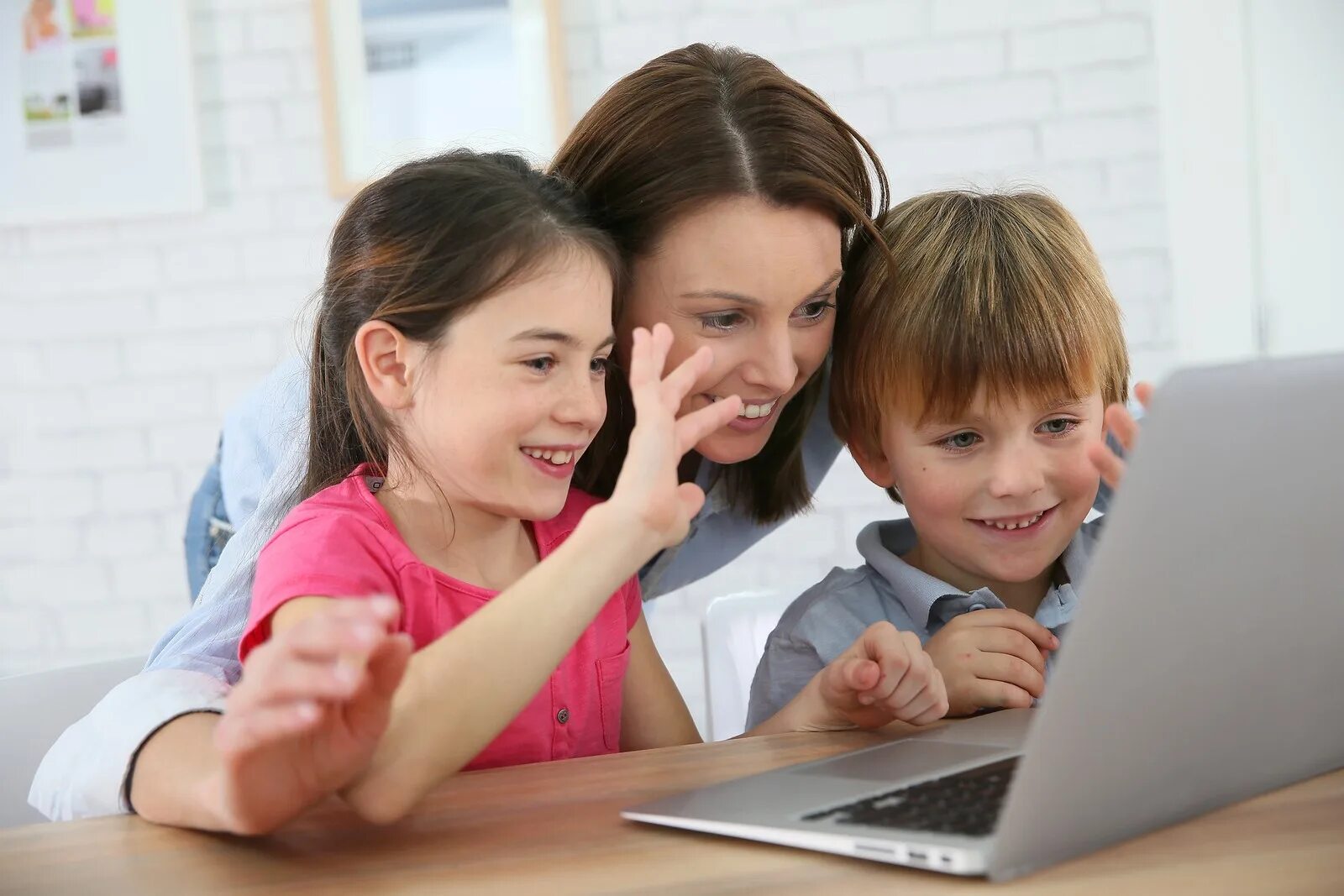 Компьютер для детей. Общение детей. Детям об интернете. Ребенок за компьютером.