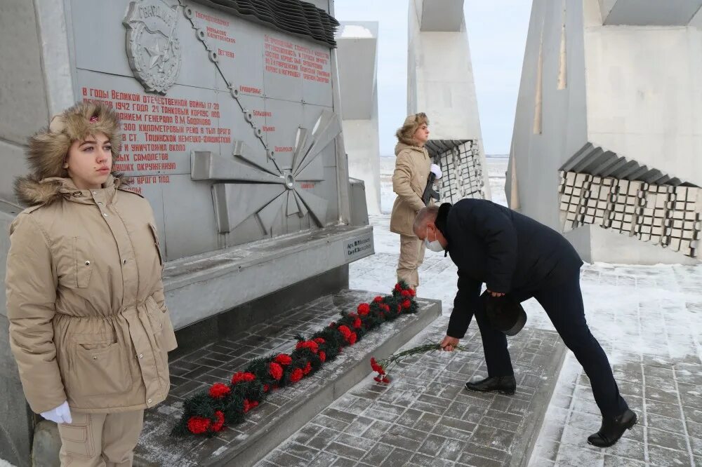 Годовщина рейд. Памятник прорыв Тацинская. Мемориал прорыв станица Тацинская. Памятник Тацинскому танковому рейду. Танк станица Тацинская.