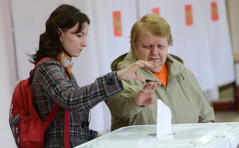 Женщина голосует