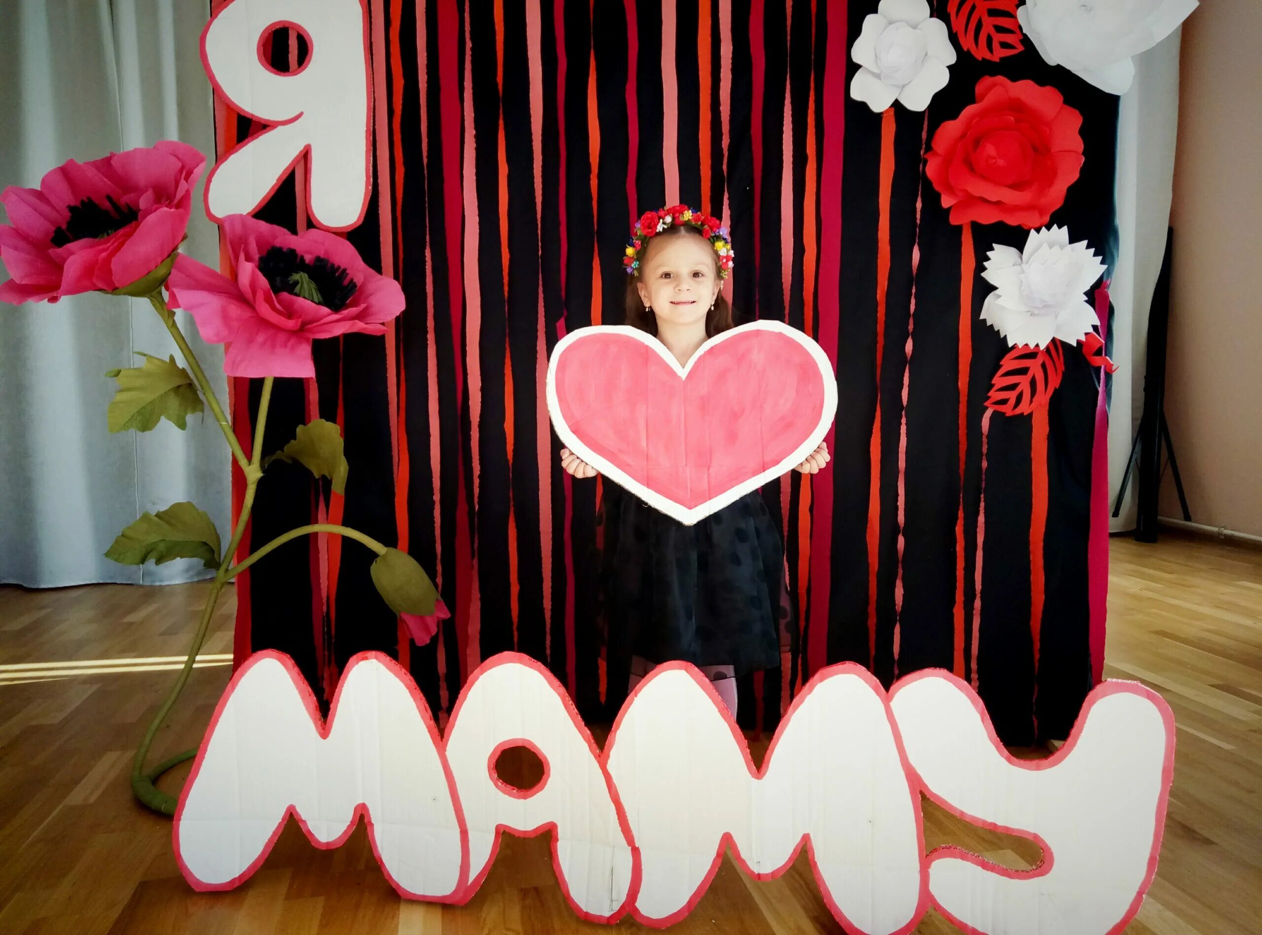 Украшение зала ко дню матери. Украшение зала на день матери в школе. Украшение группы ко дню матери в детском саду. Украшение зала на денььматери. Фотовыставка к 8 марта в доу.