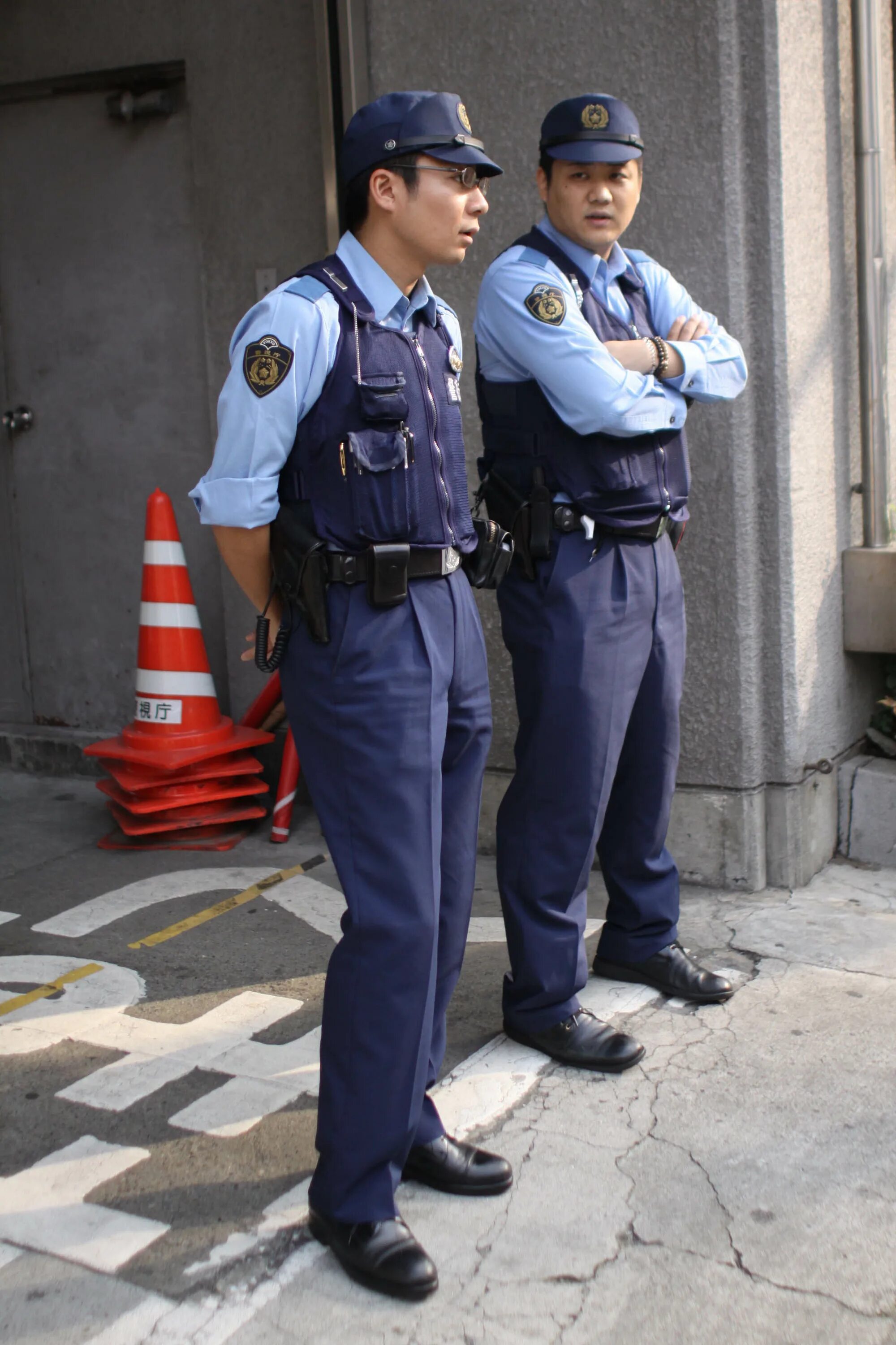 Полицейская форма в японии. Токио копы. Полицейская форма. Полиция токио джейк адельштейн. Мисси перегрим копы новобранцы.