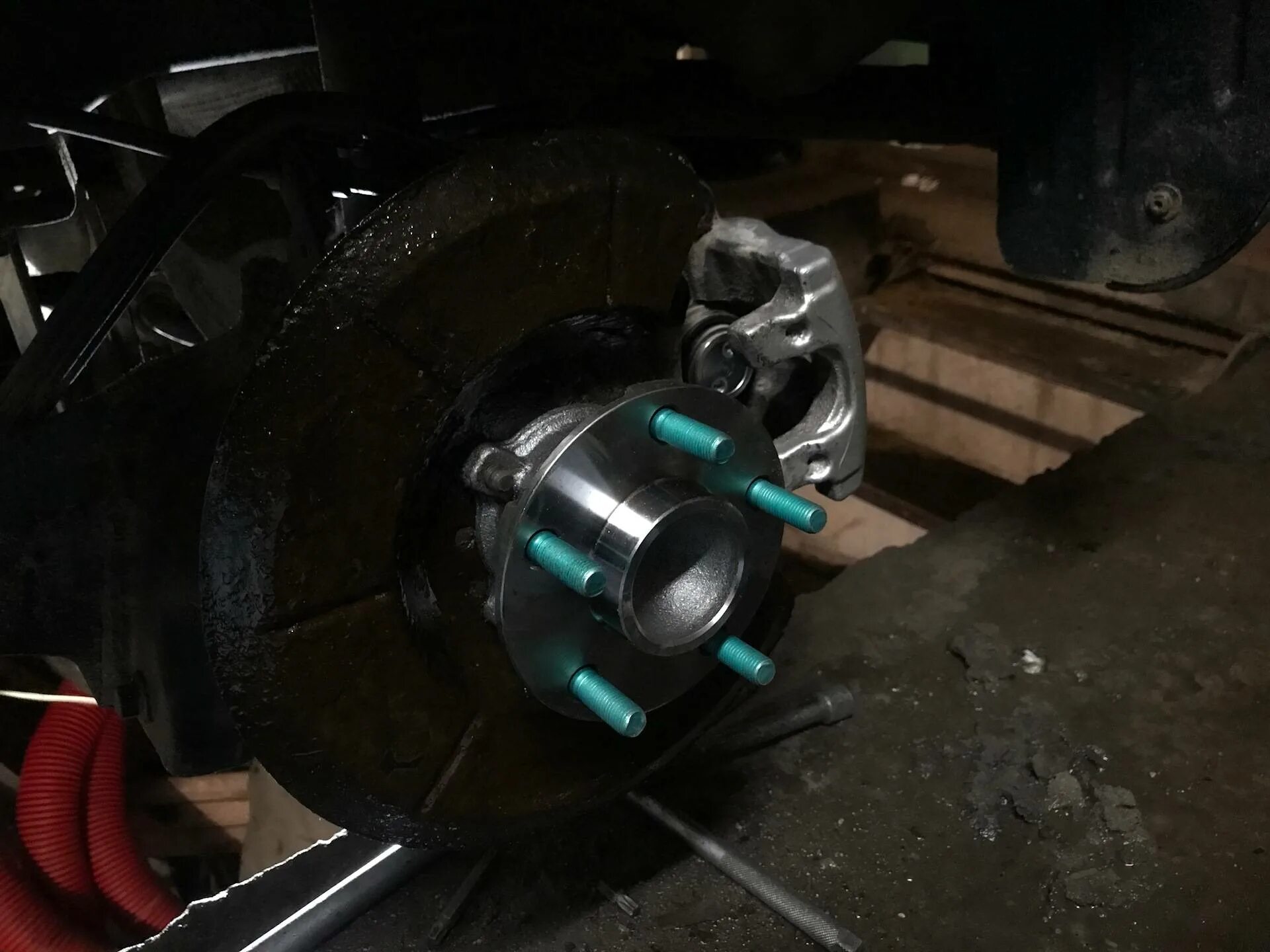 Замена задней ступицы форд фокус 2. Замена задней ступицы форд фокус 2. Болты задней ступицы форд фокус 2. Болты задней ступицы форд фокус 2. Форд фокус 2 подтяжка болта ступицы.