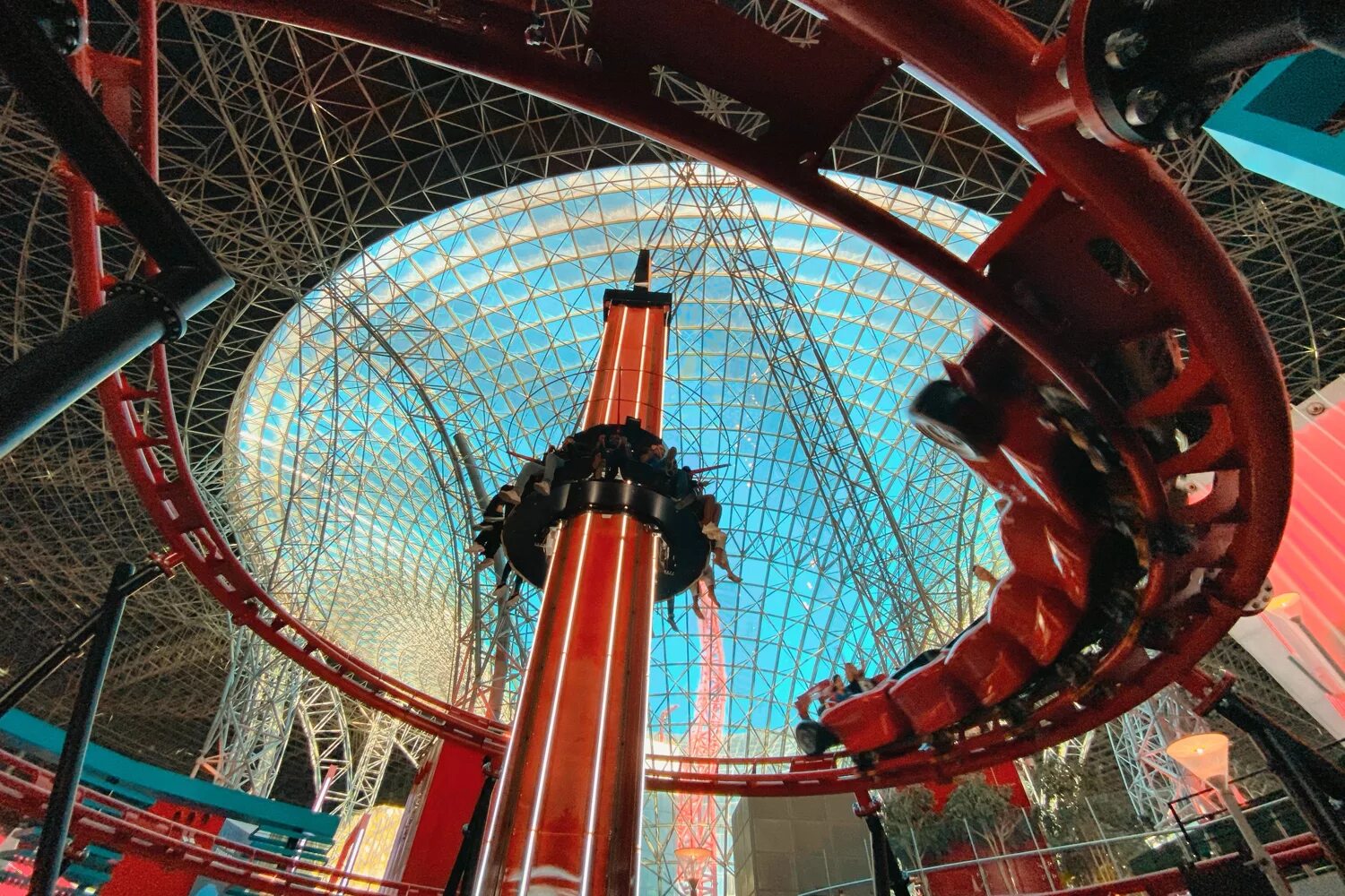 Аба развлечение. Парк аттракционов Ferrari World в Абу-Даби. Феррари парк Абу Даби аттракционы. Феррари парк Дубай американские горки. Аттракцион Феррари в Абу Даби.