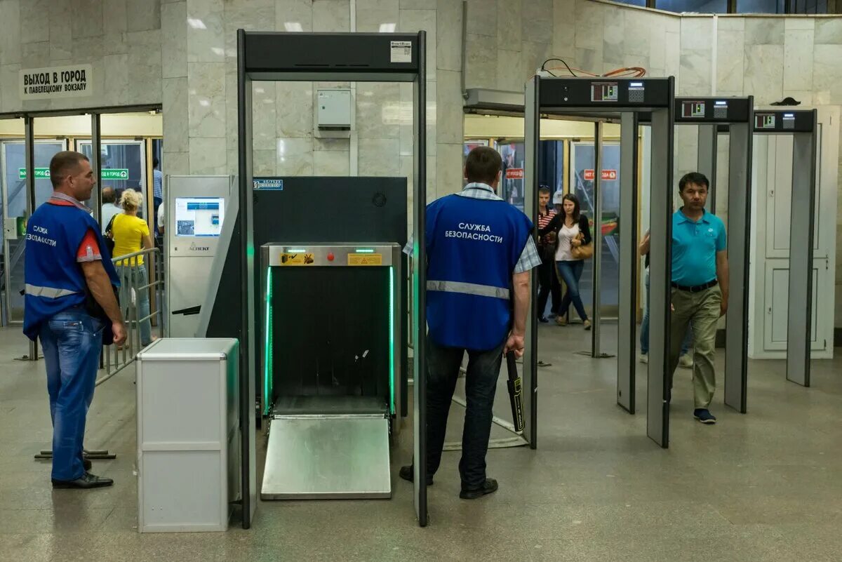 Досмотровая зона Московского метрополитена. Пункт досмотра в метро. Досмотр в метро. Металлодетекторы в аэропорту. Москва проверяют телефоны