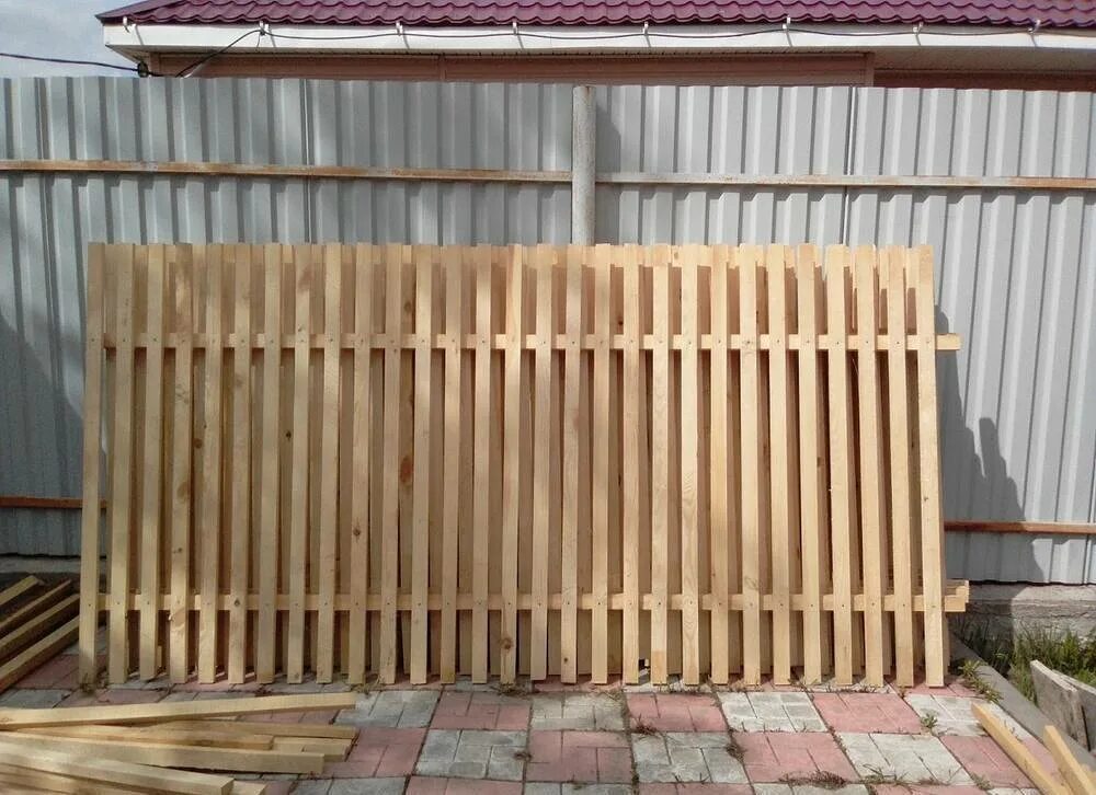 Сколько стоит метр деревянного забора. Забор деревянный секционный. Штакетник деревянный. Секции забора из дерева. Забор штакетник деревянный.