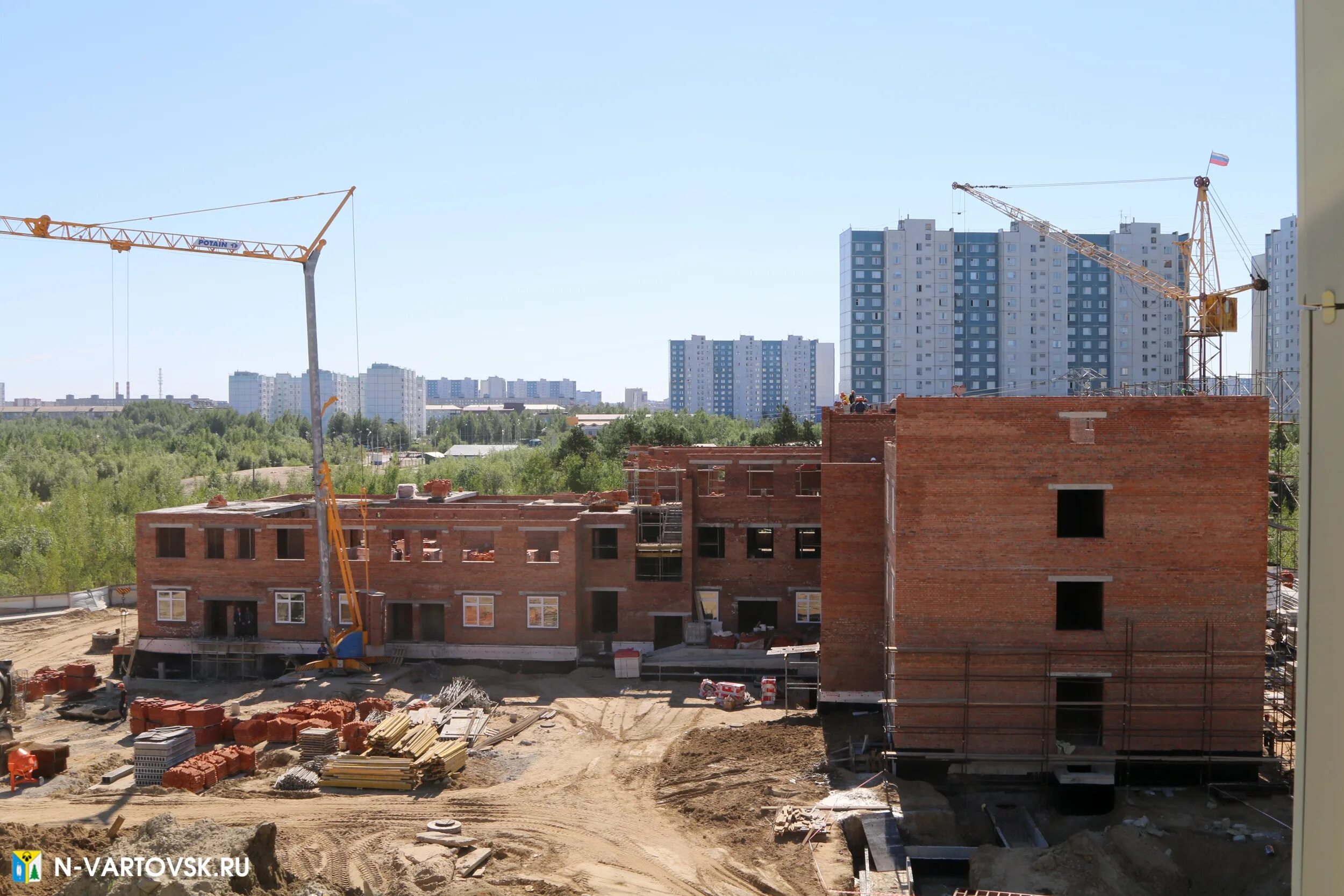 Стройка окружной. Постройка нижневартовск. Нижневартовская больница долгострой. Город нижневартовск стройка болков. Стройка больницы в нижневартовске.