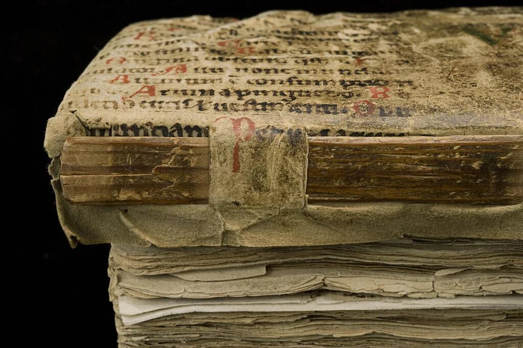 Книги 16 века. Книжная 16. Старинный переплет. Книжные застежки средневековые. Книжная 16.