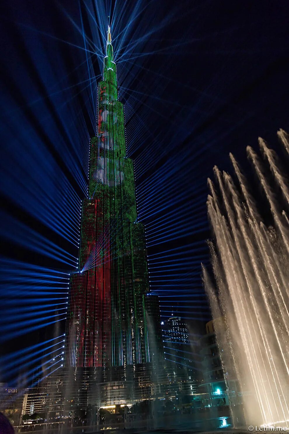 бурдж халифа световое шоу. лазерное шоу в дубае. бурдж халифа световое шоу. оаэ световое шоу. бурдж халифа поющие фонтаны.