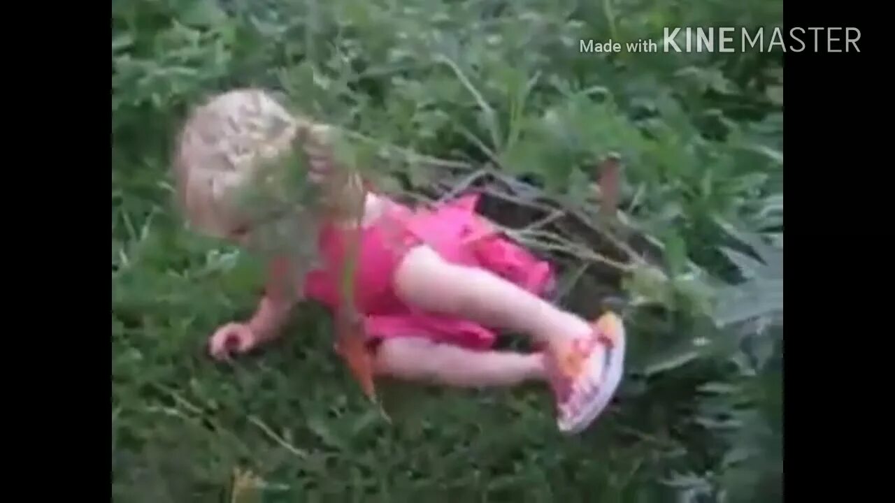 Стянули купальник на пляже. Смех принцессы девочка. Оголения на аттракционах. Смешное видео девочки. Смешное видео девочки.