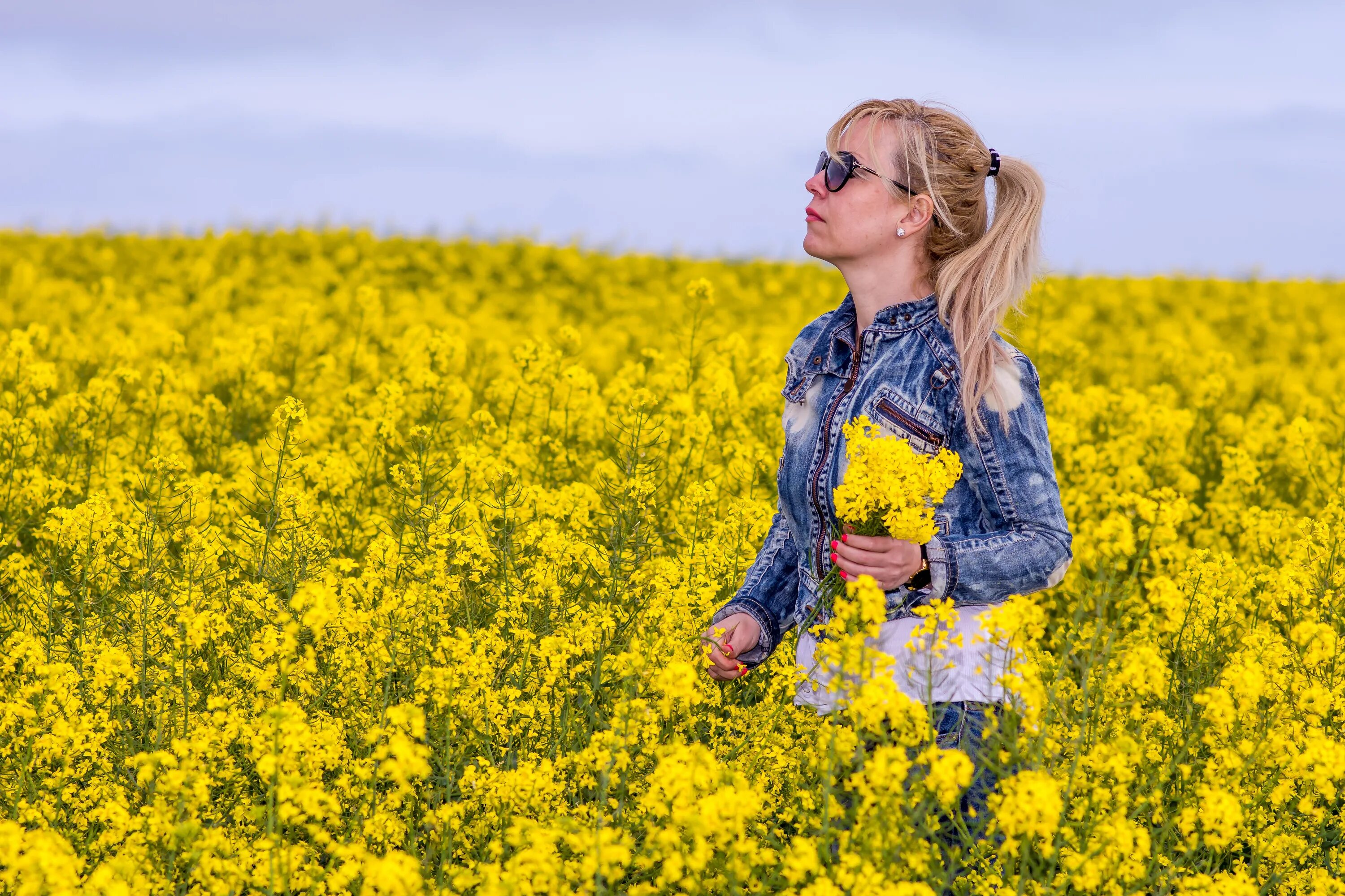 Blossom woman. Фотосессия в поле с желтыми цветами. Фотосессия в желтом цвете. Фотосессия в рапсовом поле. Фотосессия в желтом поле.