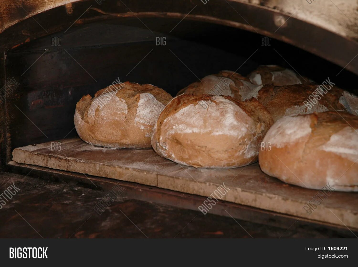 В риме умевший печь хлеб раб. Печь для хлебобулочных изделий. Хлеб в печи. Хлеб в русской печке. Подовая печь для хлеба.