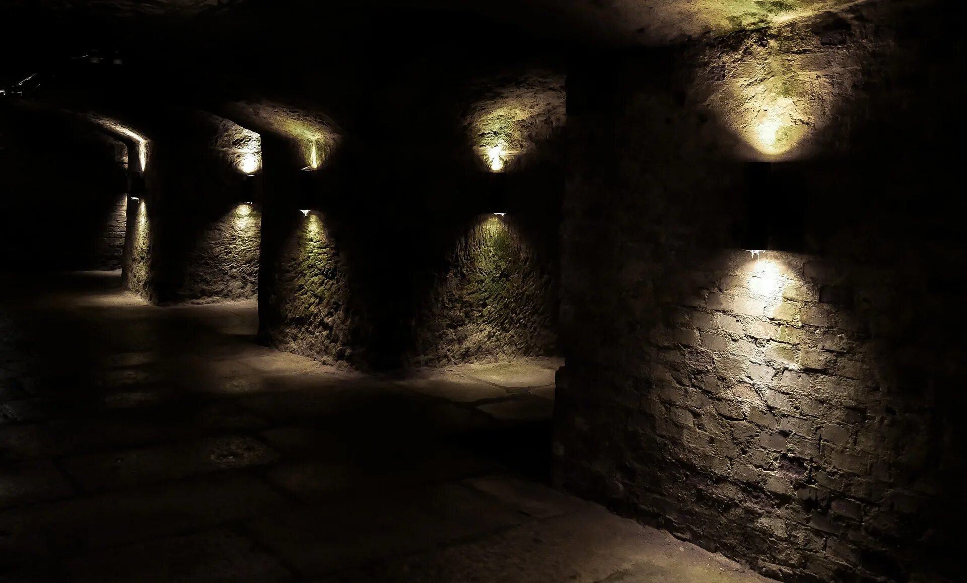 Загадочная стена. Мистическая стена. Стена подвала ночью. Туннель проход на Рамаду. Направо и налево чернели таинственные пропасти