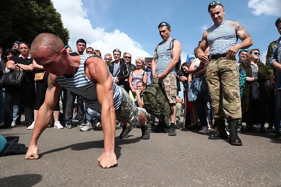 ВДВ И Росгвардия в парке Горького. Парке десантников. День ВДВ парк Горького.