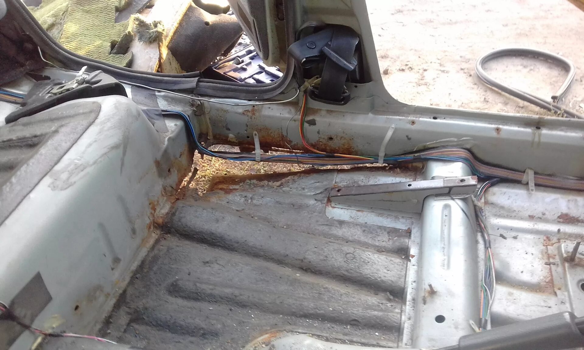 Ваз 2110 дно кузова. Сварка кузова ваз 2110. Переваренная ваз 2110. Переваренная ваз 2110. Переваренная ваз 2110.