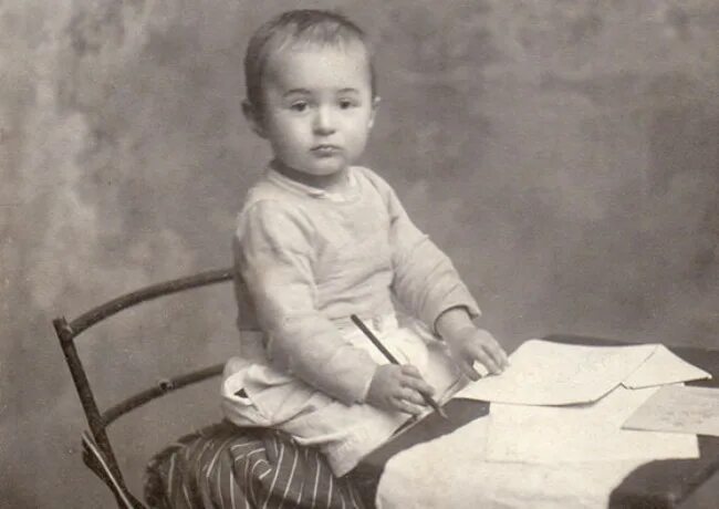 Детки черно белые. Родители чарли чаплина. Это он маленький. Джим керри маленький. Антуан де сент-экзюпери лётчик.