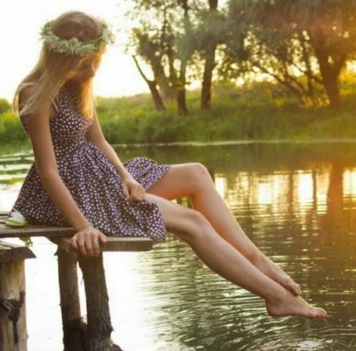 Фотосессия в водоеме. Victoria vishnevetskaya модель. Фотосессия в воде в платье. Девушка у реки. Фотосессия у реки.