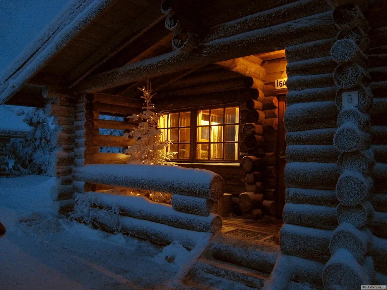 Новогодняя избушка. Зимний домик. Дом зимой. У деревянной зимней избы. Зайдешь в такую избушку зимой жилым