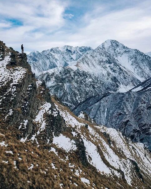 Пушкинская улица осетия. Владикавказ горы эстетика. Шаниба осетия. Телефоны в осетии. Флаг северной осетии.