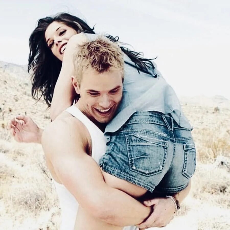 Несет женщину на плече. Несет женщину на плече. Парень носит на руках. Несет девушку на плече. Несет девушку наьруках.