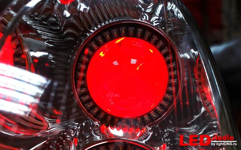 Красные лампочки в фары. Красные фары. Додж челленджер с красными фарами. Red far. Красный цвет фар.