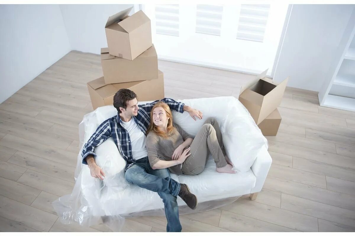 Трудный переезд. Люди в новой квартире. Молодая пара в квартире. С переездом мужа. С переездом мужа.