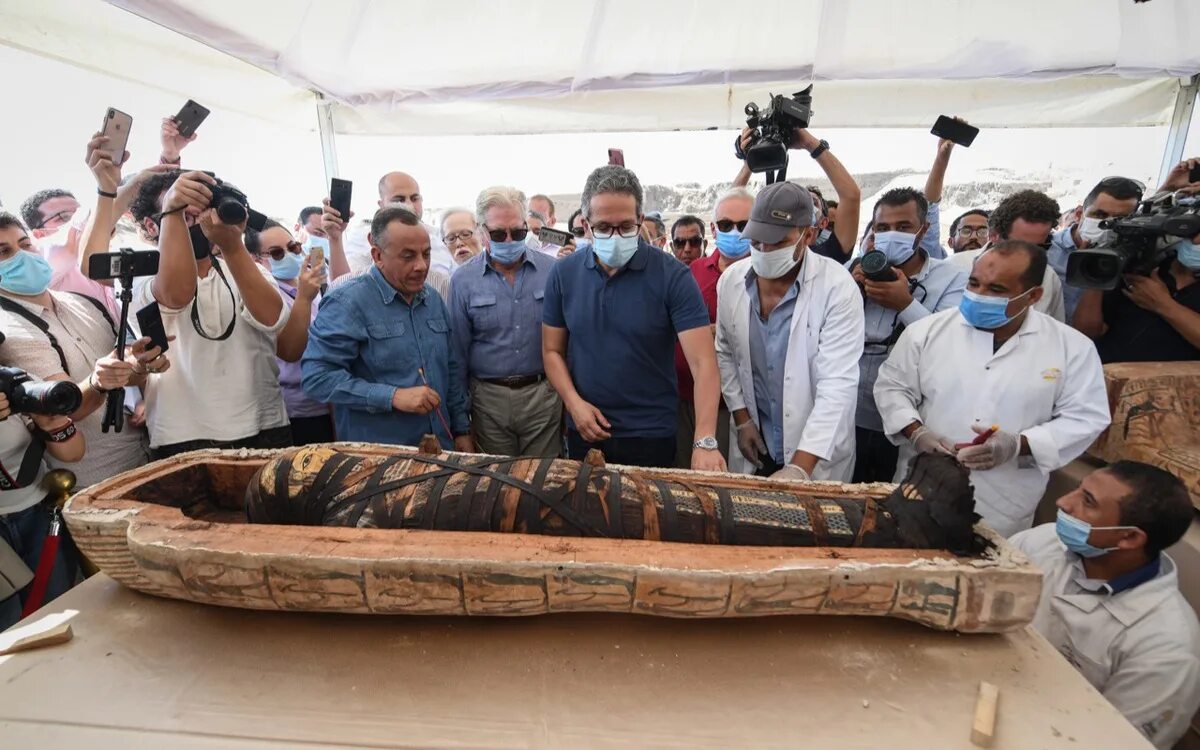 Найден каир. Находка в Египте 2020 саркофагов. Раскопки саркофагов в Египте 2020. В Египте вскрыли саркофаг с захороненной 2500 лет назад мумией. Египетские саркофаги 2020.