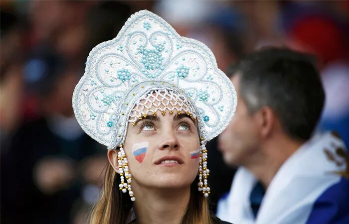 Мисс россиянка 2020. Россиянки фото. Женщина с российским флагом. Россиянка в национальном костюме. Россиянка слушать.