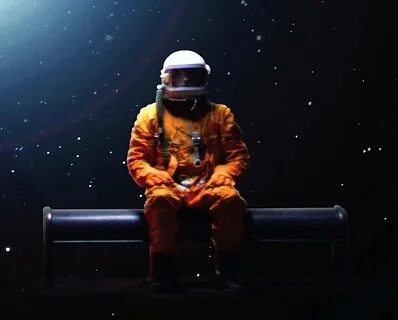 Космонавт сидит