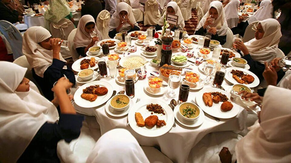 Ураза глотать можно ли. Магриб ифтар. Рамадан ифтара. Рамазан Iftar. Ифтар мубарак.