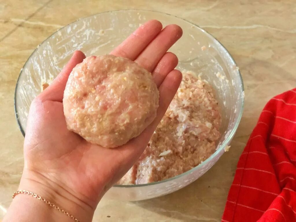 Можно добавить в котлеты молоко. Фарш для котлет. формируем котлеты. сформовать котлеты. формовка куриных котлет.