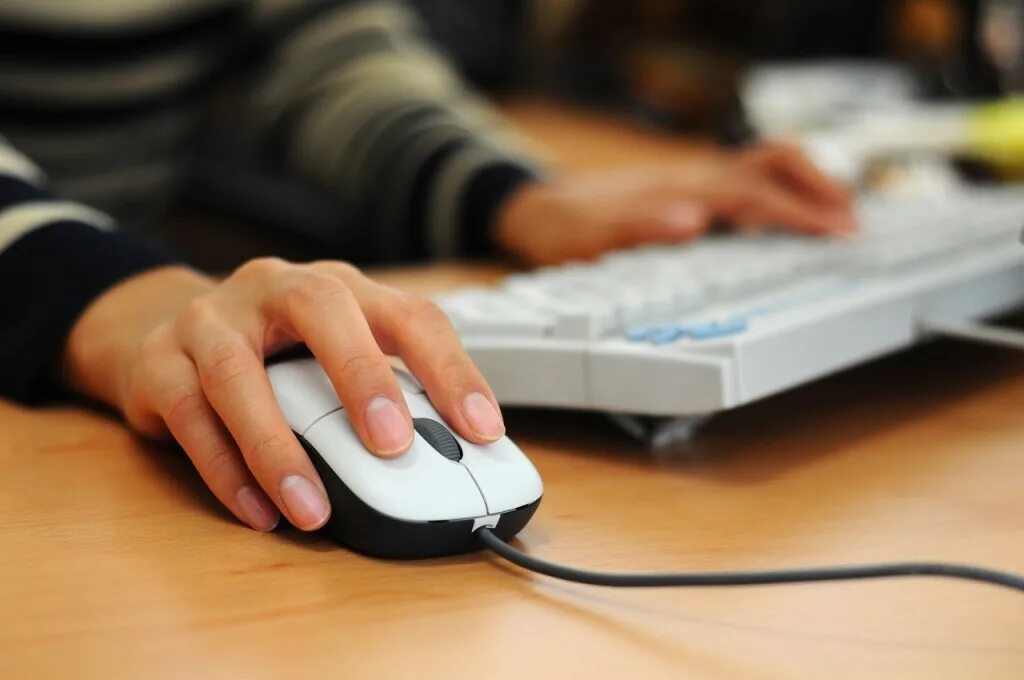 Помощью которого можно значительно. Компьютерная мышь с компьютером. Мышка для компьютера. Человек с мышью компьютерной. Рука с компьютерной мышью.