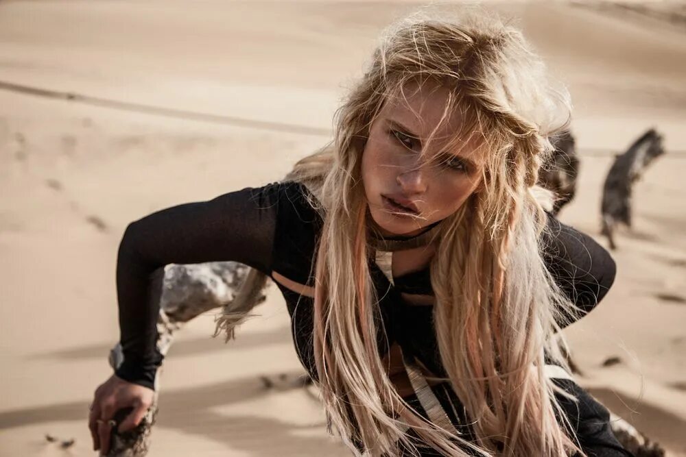 Украинка с автоматом. Косплей женских персонажей. Wasteland фестиваль в стиле mad max. Келли флеминг фото. Безумный макс косплей женский.