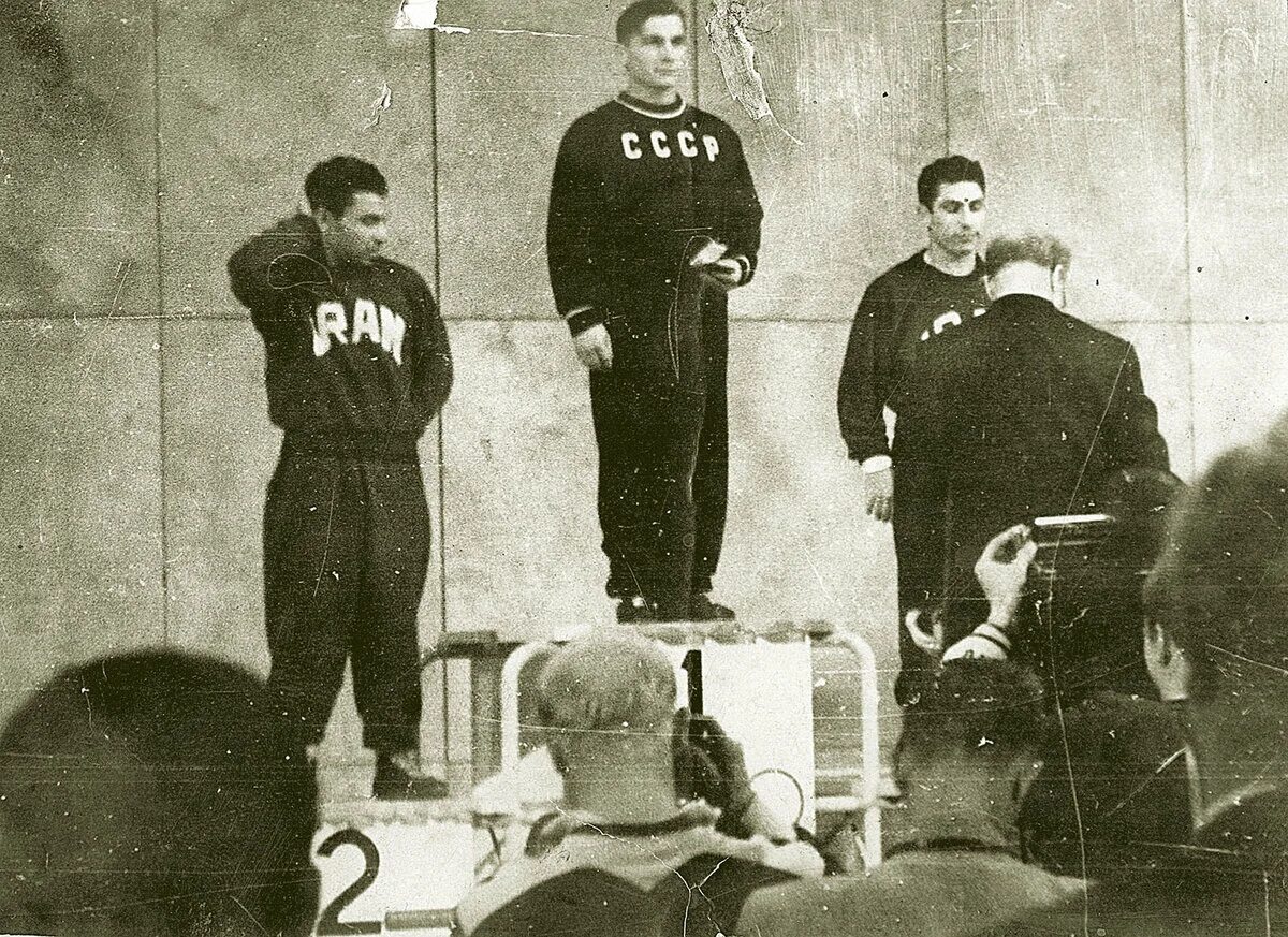 Чукарин олимпийский чемпион. Олимпийские чемпионы 1952 года. Сборная ссср - олимпийский чемпион 1964. Удодов штангист. Удодов олимпийский чемпион.