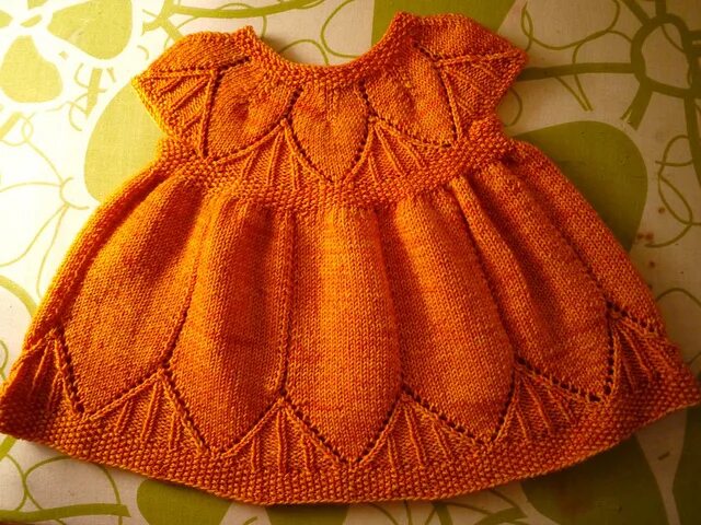 Вязаное платье для девочки. Платье на кокетке для девочки. Платье с круглой кокеткой спицами для девочки. Детское платье вязаное сверху. Кокетка детского платья спицами.