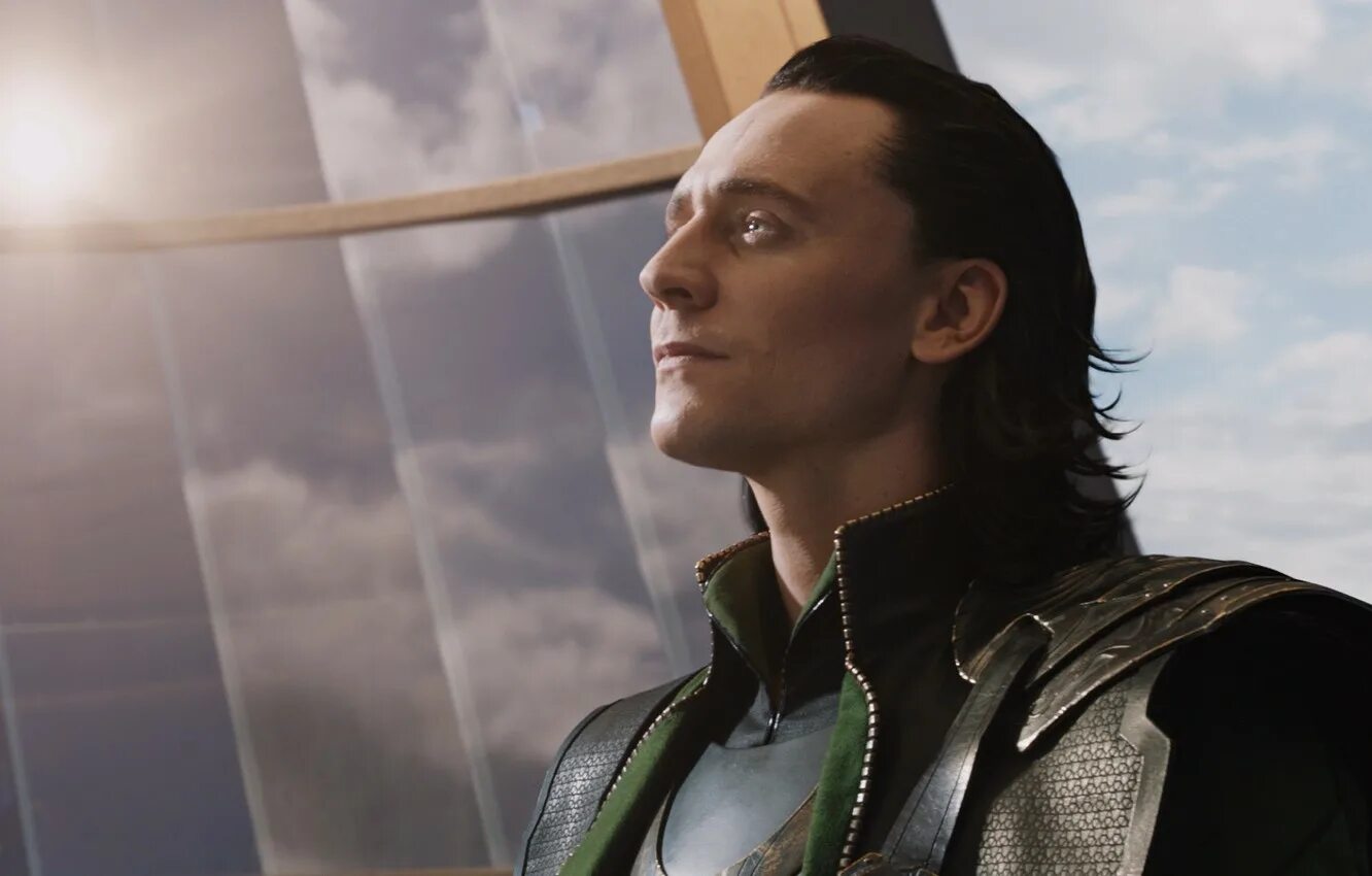 Где снимали локи. Софи ди мартино сериал локи. Том хиддлстон тор 2. Том хиддлстон тор локи. Локи сериал мультивселенная.