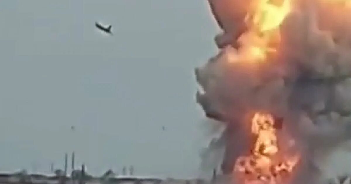 Видео начала нападения. Подбитый российский самолет на Украине. Сожженные колонны техники z.