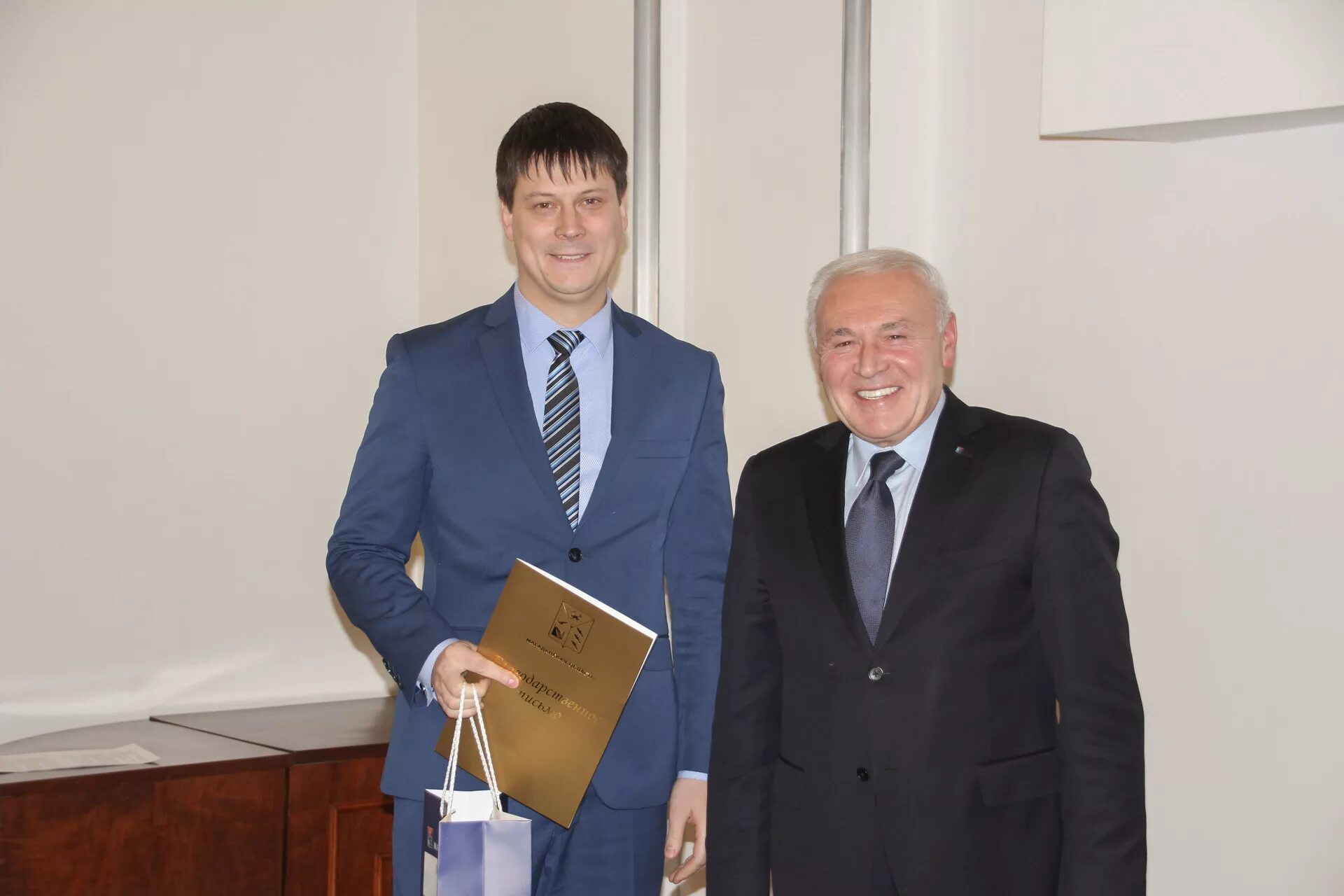 Электромонтер гидроэлектростанции. Территория вкусного магадан. Магадан технологии. Колледж сервиса и технологий магадан. Город магадан 2022.