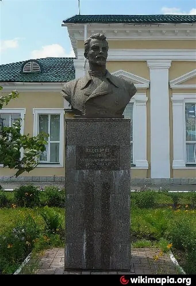 Сновск. Сновск Щорс. Город Сновск Черниговская область. Бюст Щорса. Город Сновск памятники.
